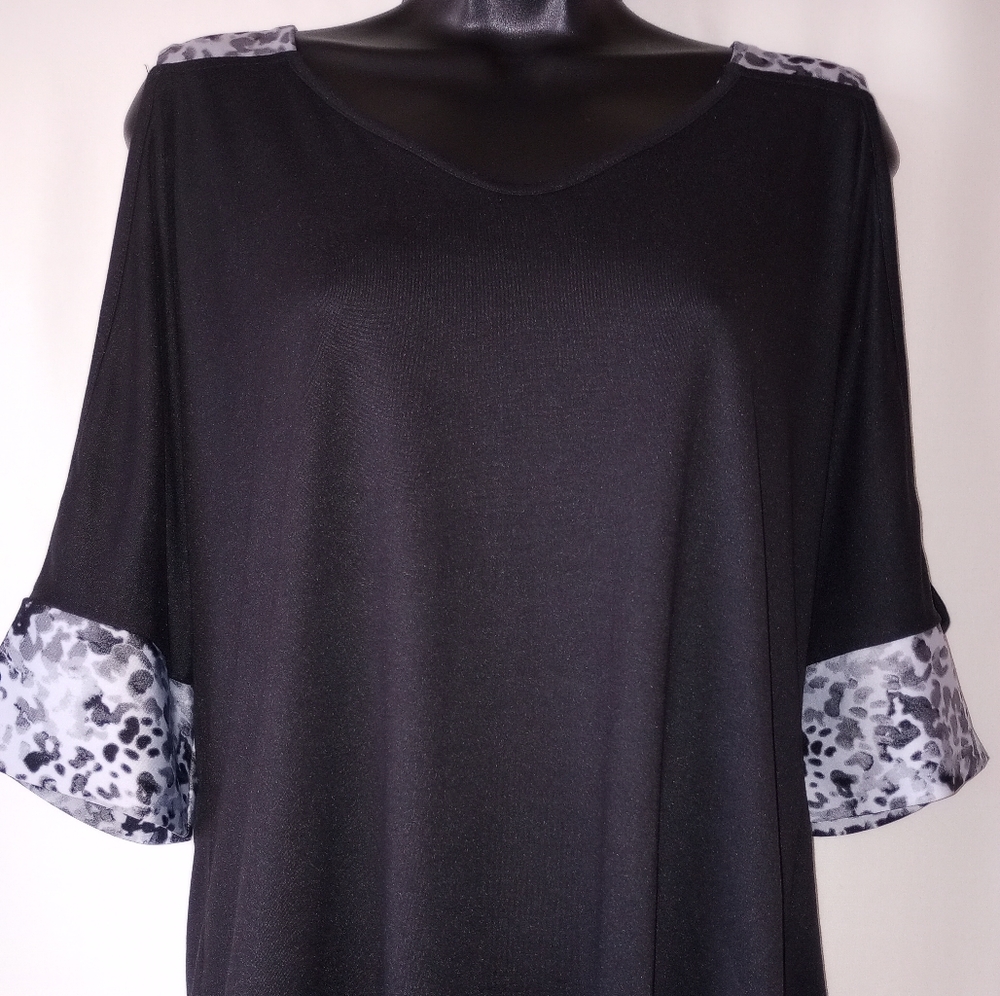 Wonder Blossom NYC Cold Shoulder Tunic Top